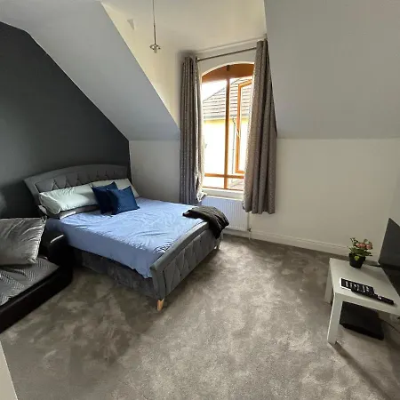 Hayward Mews Homes In * Сводз